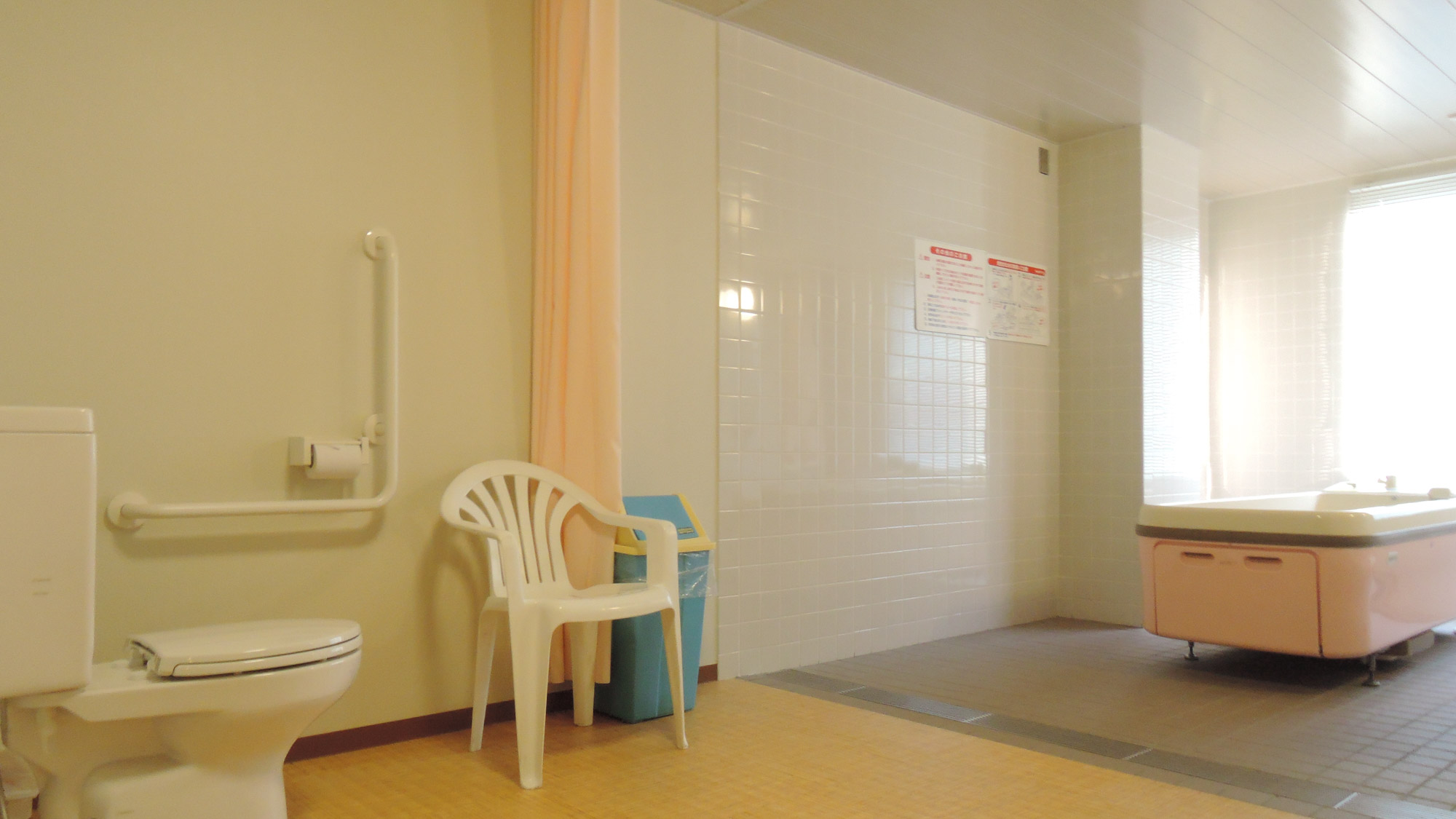 【介護ベッド利用可能な特殊浴槽】ご利用希望の方は事前にご予約ください