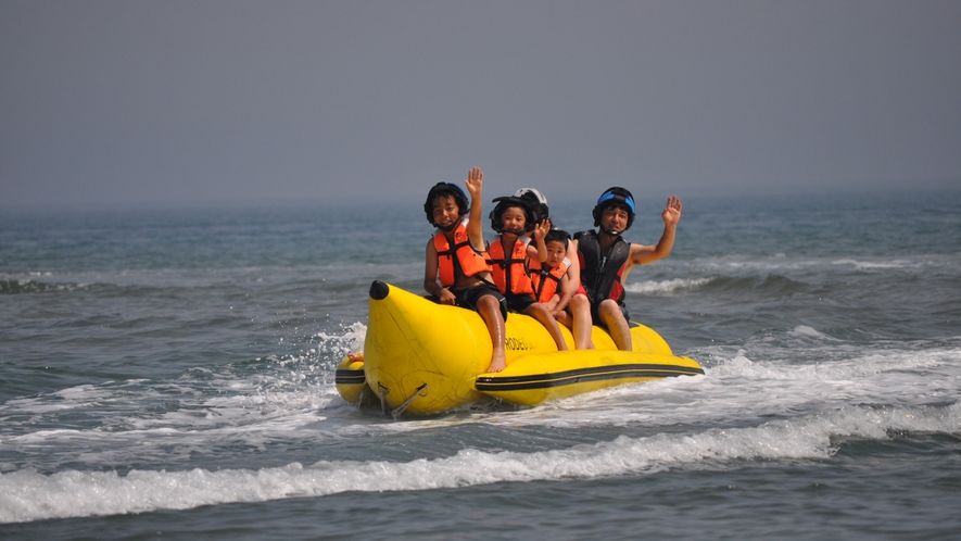 【バナナボート】バナナの形をしたゴムボートに乗って大海原へ！