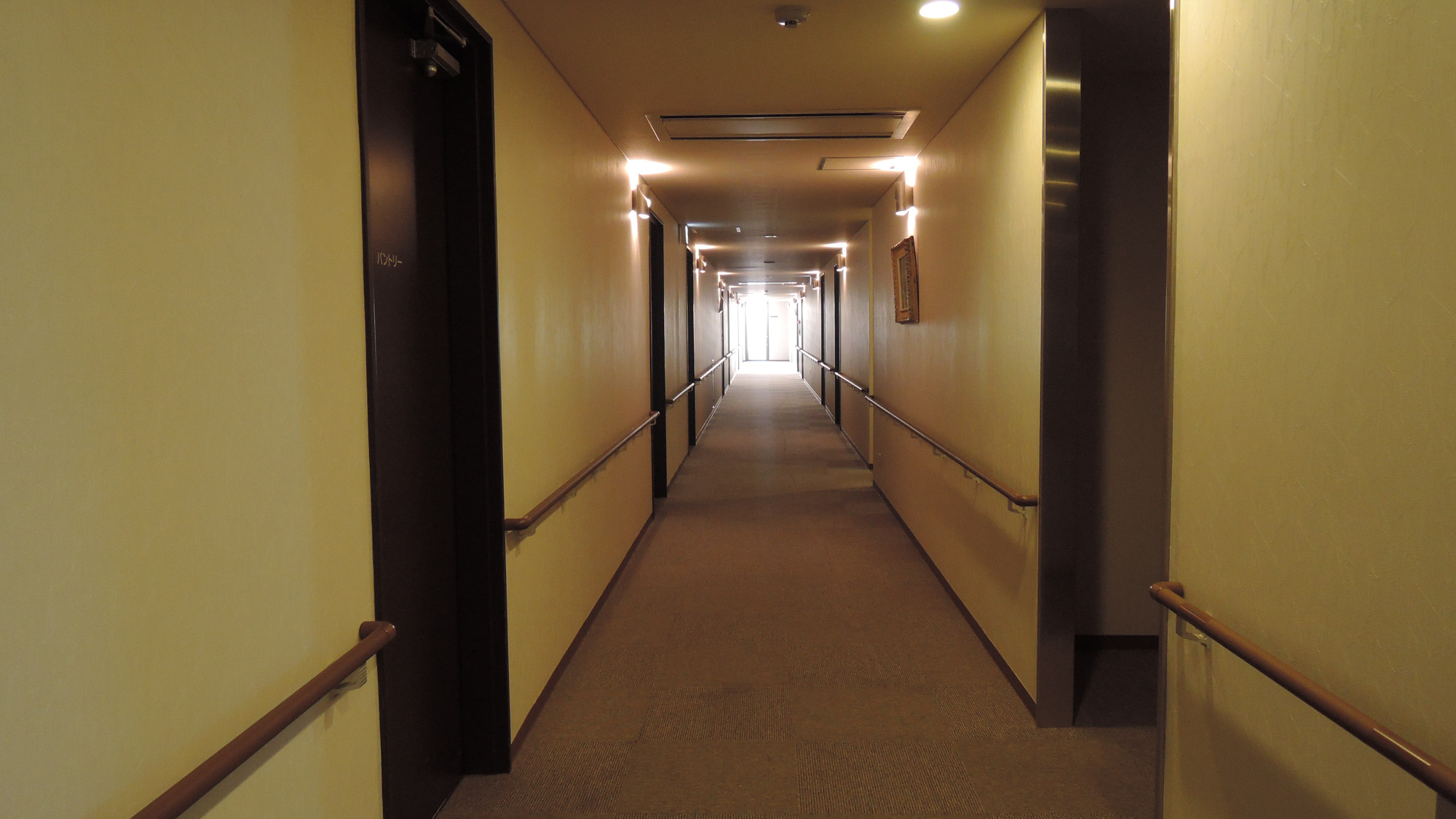廊下にも手すりを配しております