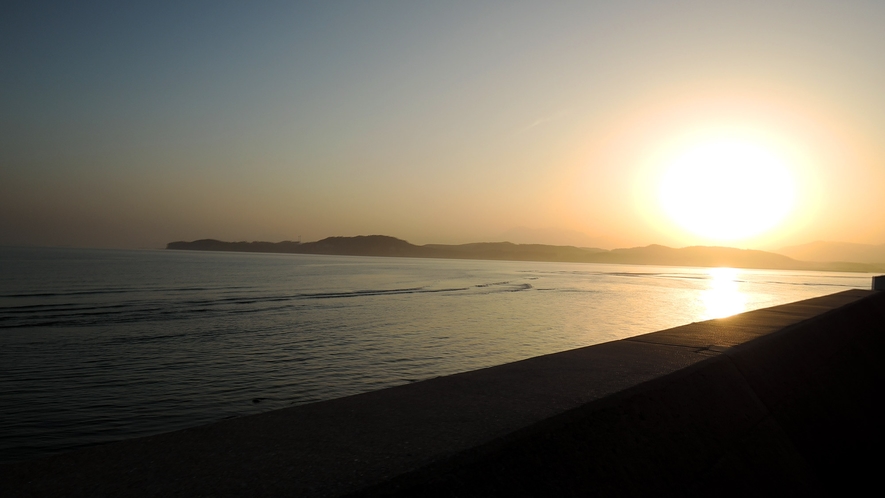 【夕暮れ】天気の良いには海に沈む夕日をご覧いただけます