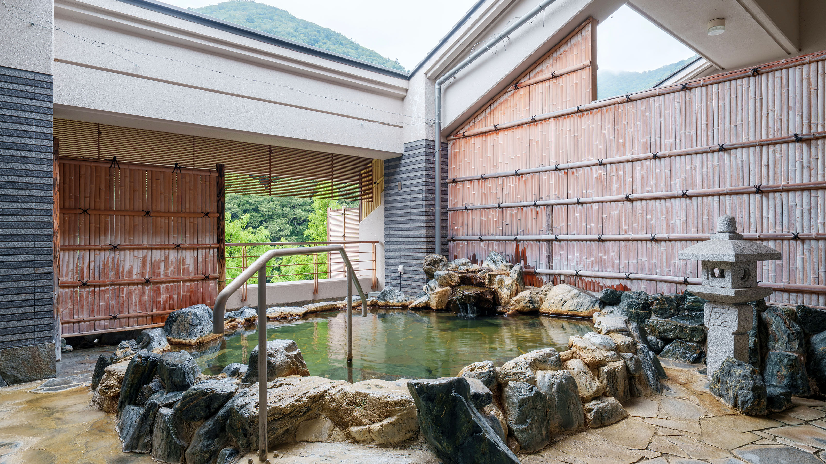 ホテルニューもみぢの露天風呂。岩風呂の先に塩原の山が見える