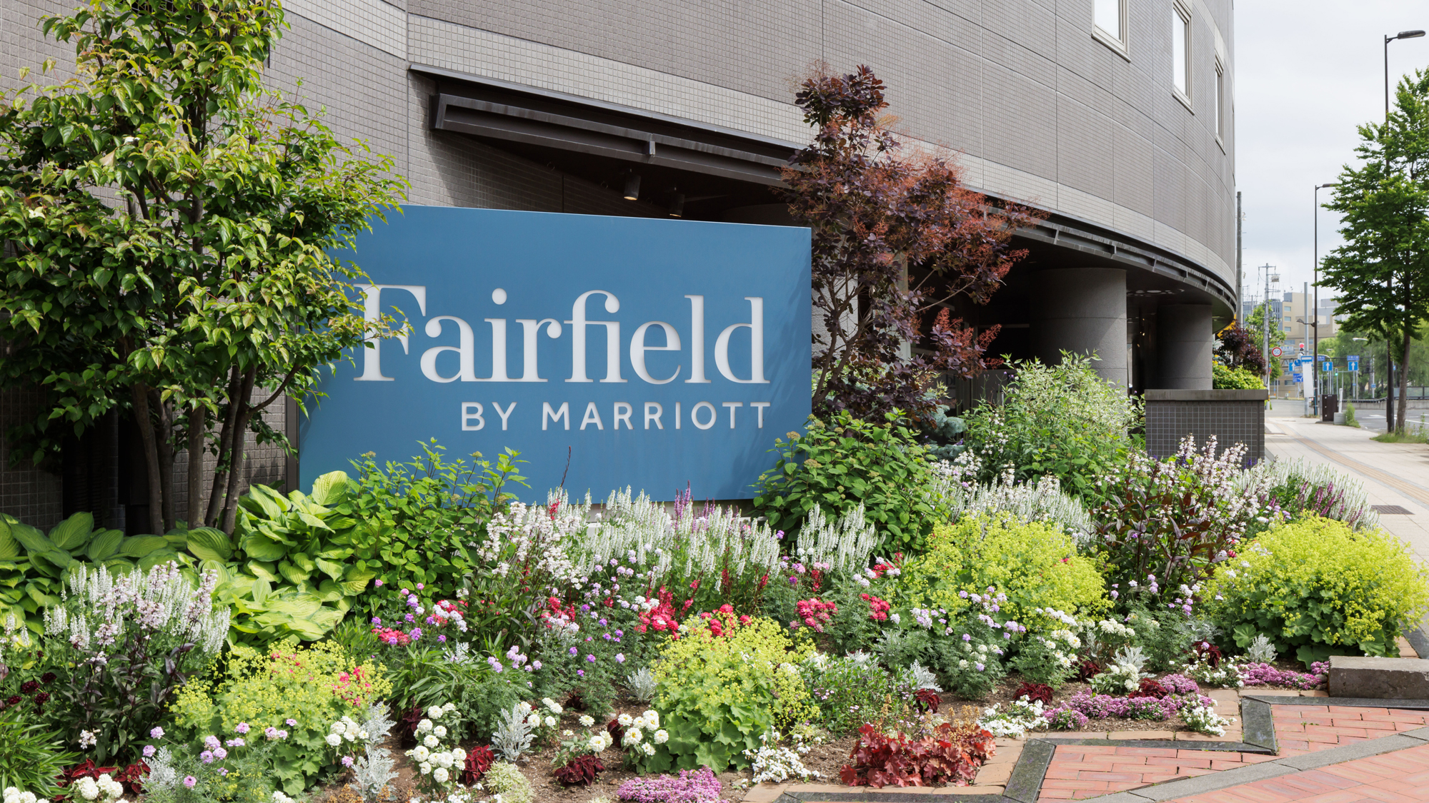 【外観】大きなブランド看板