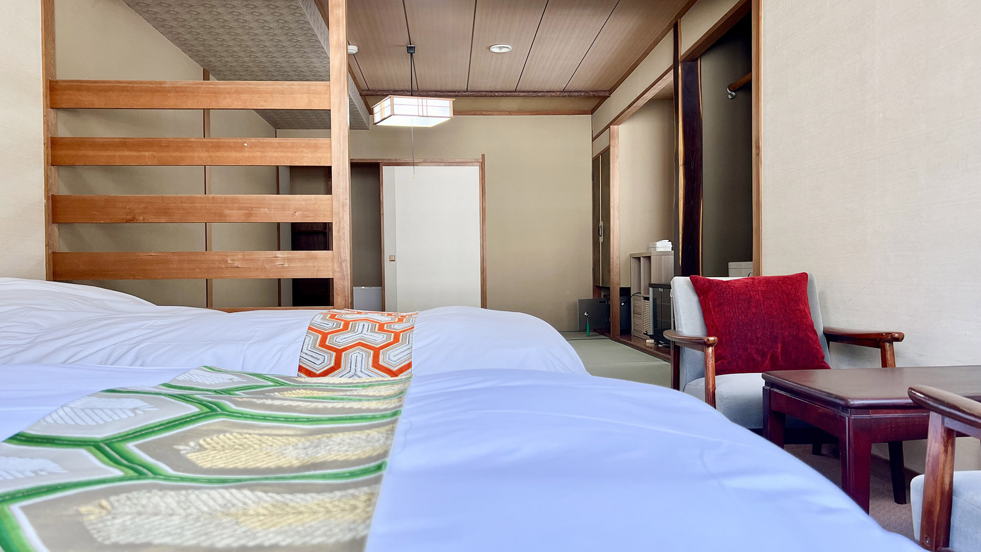 ・【和洋室一例】シングルベッド2台のベッドスペースと10畳の畳スペースがあるお部屋