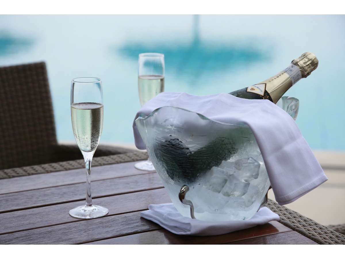 プールサイドシャンパン