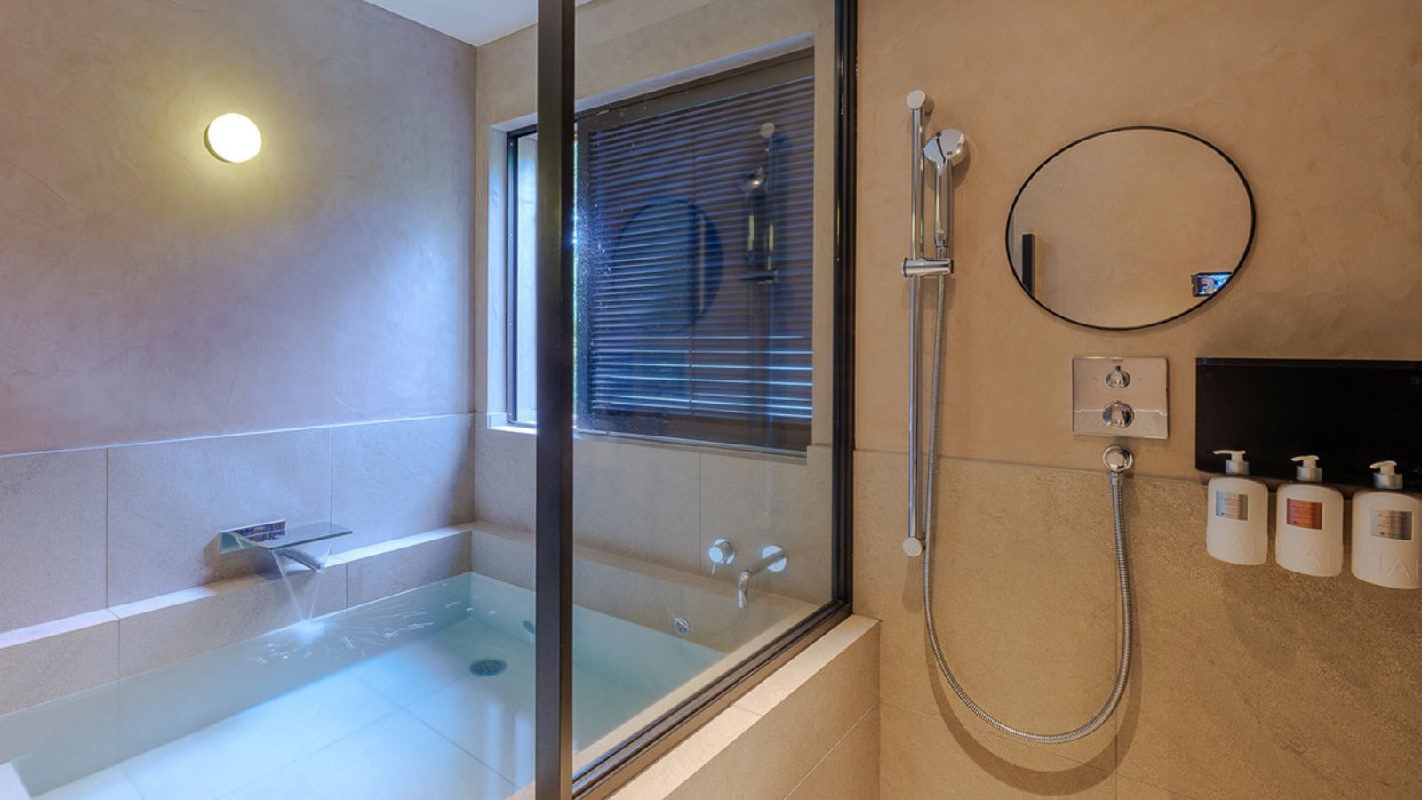 マナサヴィラ　浴室