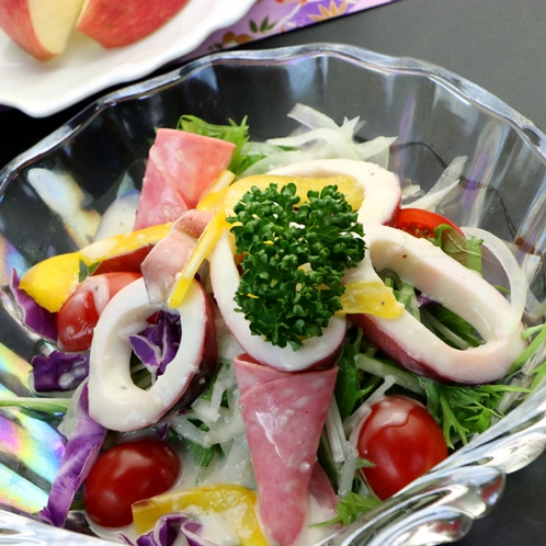 お料理一例◆新鮮な野菜と海の幸のコラボレーション！海鮮サラダ