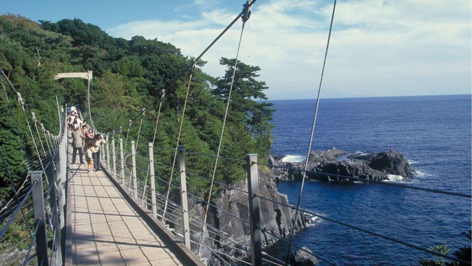 【周辺観光｜城ヶ崎】迫力満点の海景を望名所・門脇釣り橋