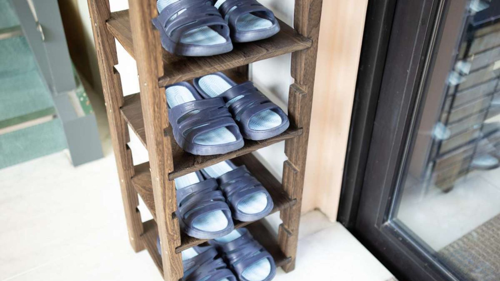 【サービス】中庭への出入りに便利なサンダルをご用意