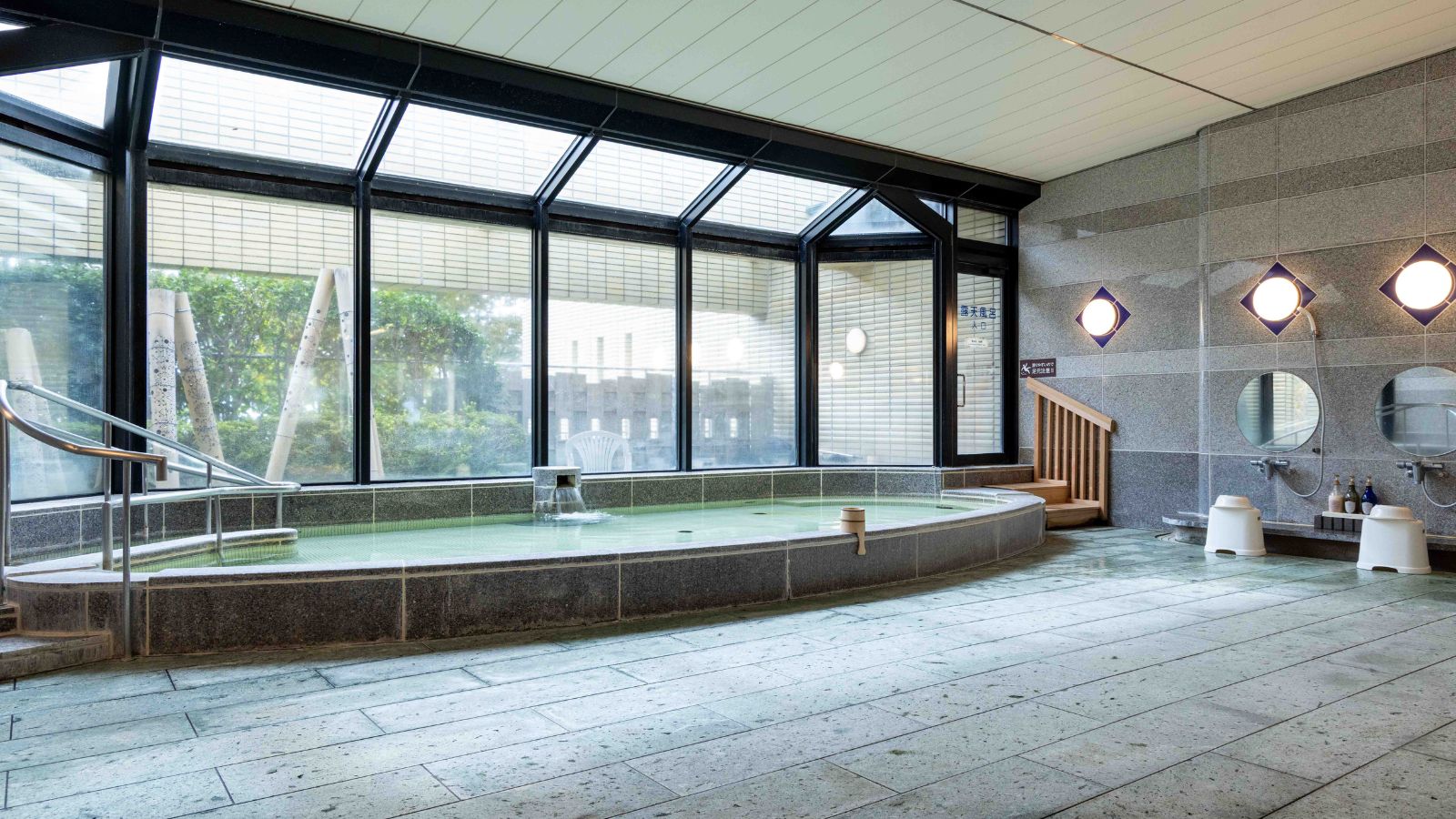 【大浴場｜女湯】開放感あふれる明るい浴槽