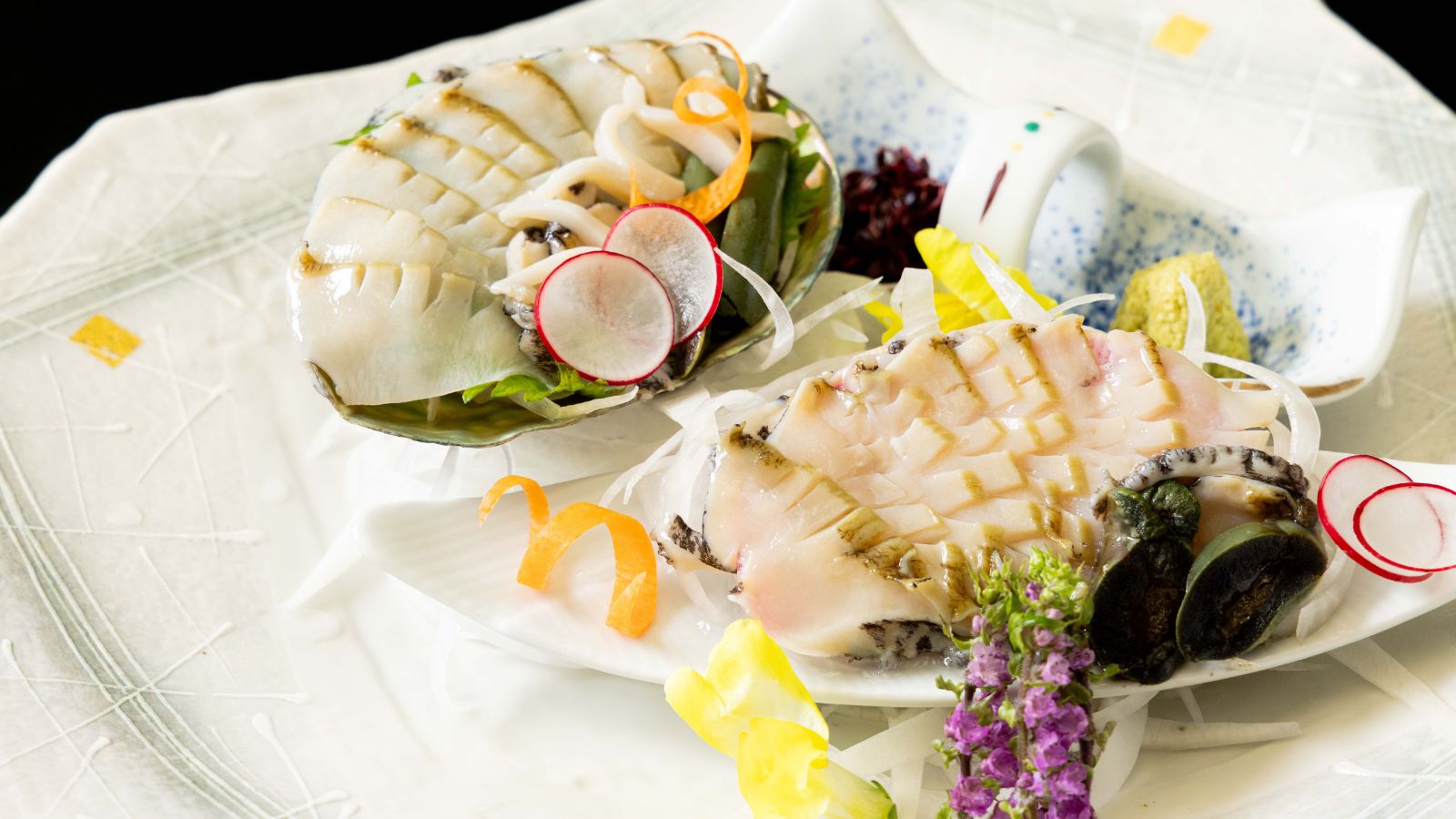 【アワビ会席】鮮度際立つアワビのお造り。磯の香りをそのままに