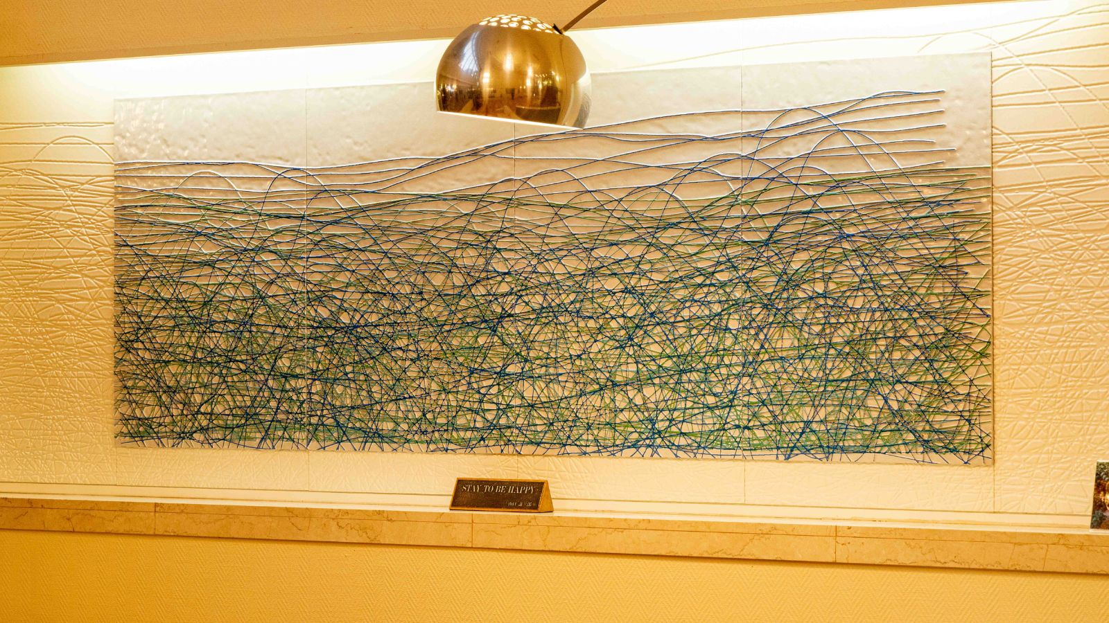 【ロビー】線が織りなす静かな表情が印象的な館内アート