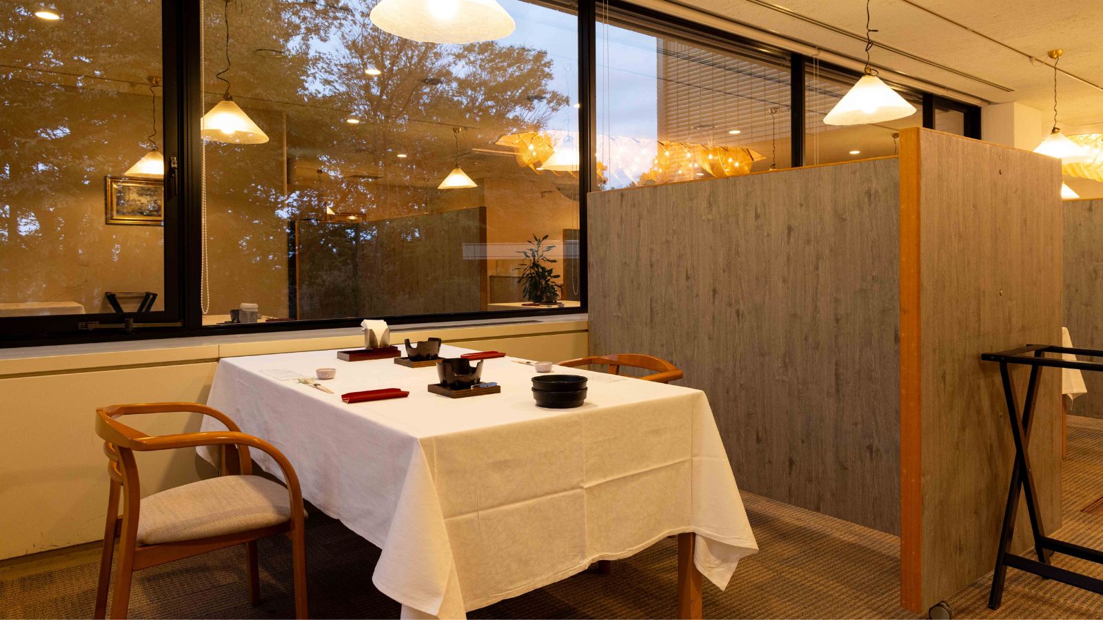 【レストラン】落ち着いた雰囲気で楽しむ食事席