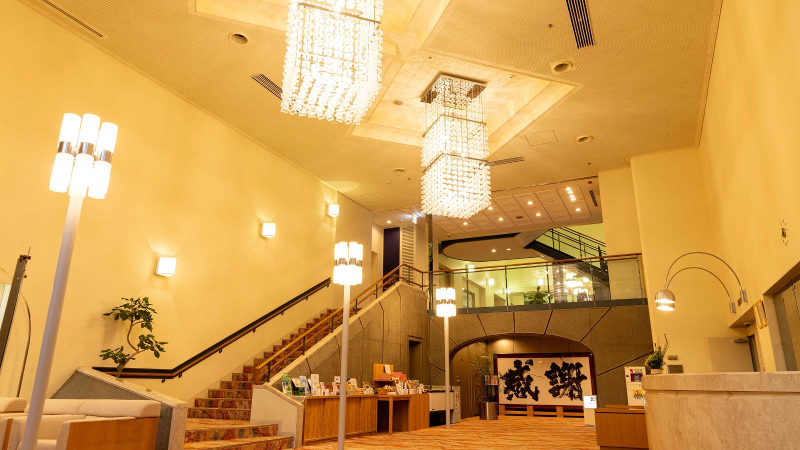 【ロビー】階段とシャンデリアが彩る上質空間