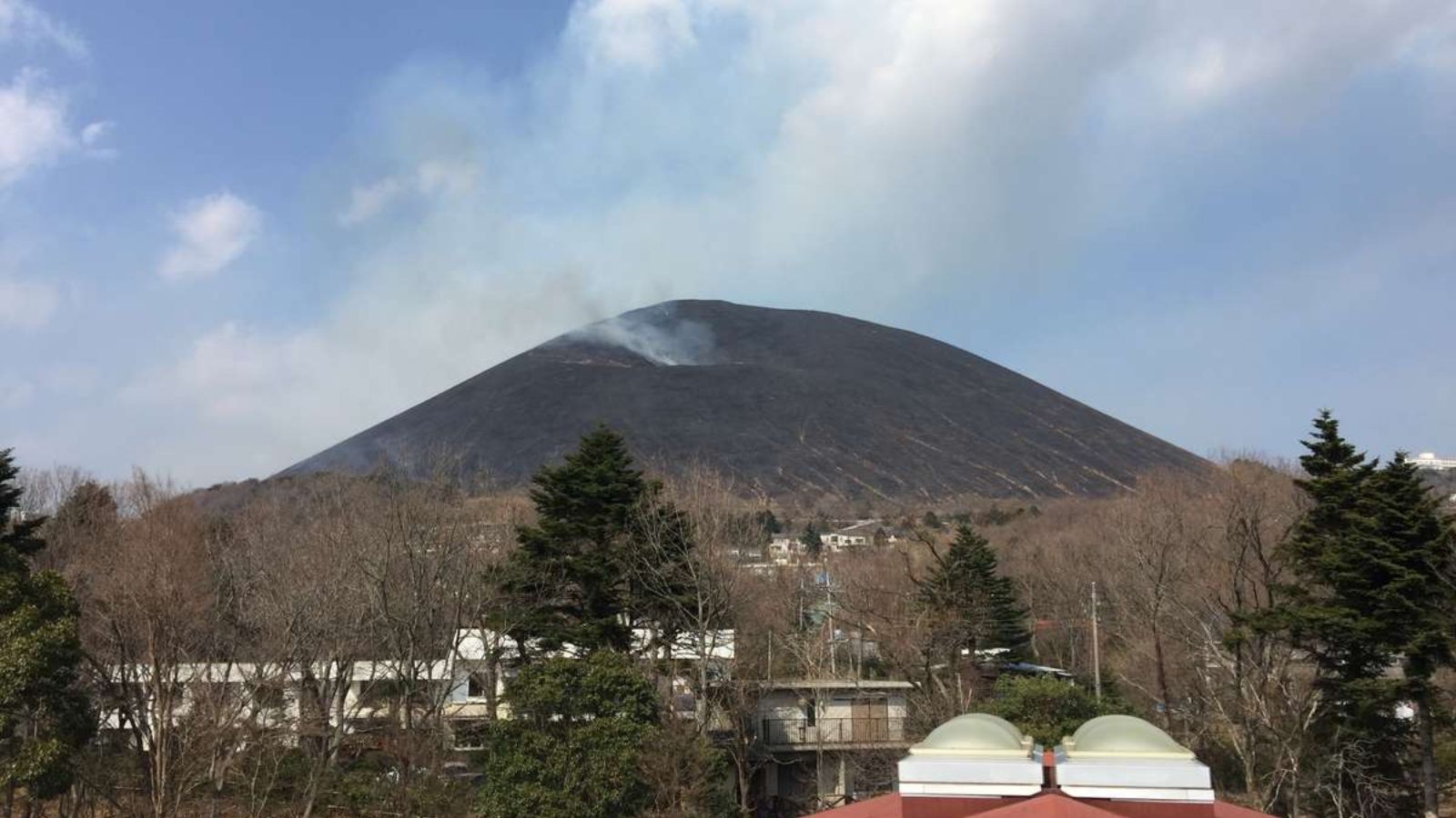 【周辺観光｜大室山】館内から望む、季節ごとに表情を大室山