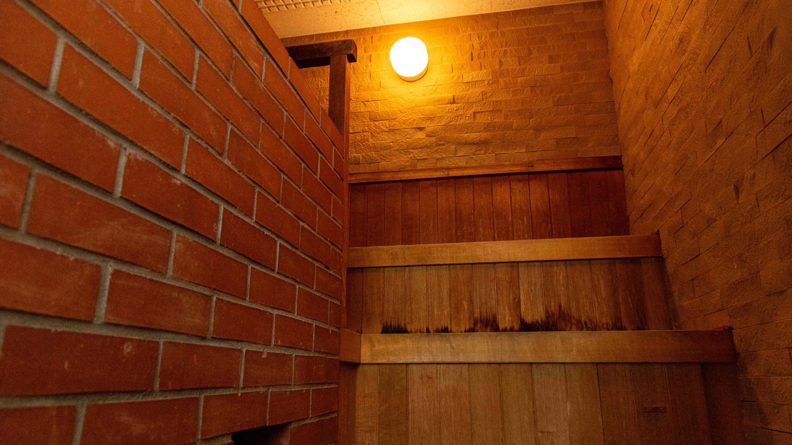 【大浴場】レンガ造りの階段サウナ◆温もり感じる木の空間｜ゆったり汗を流す癒しのひととき