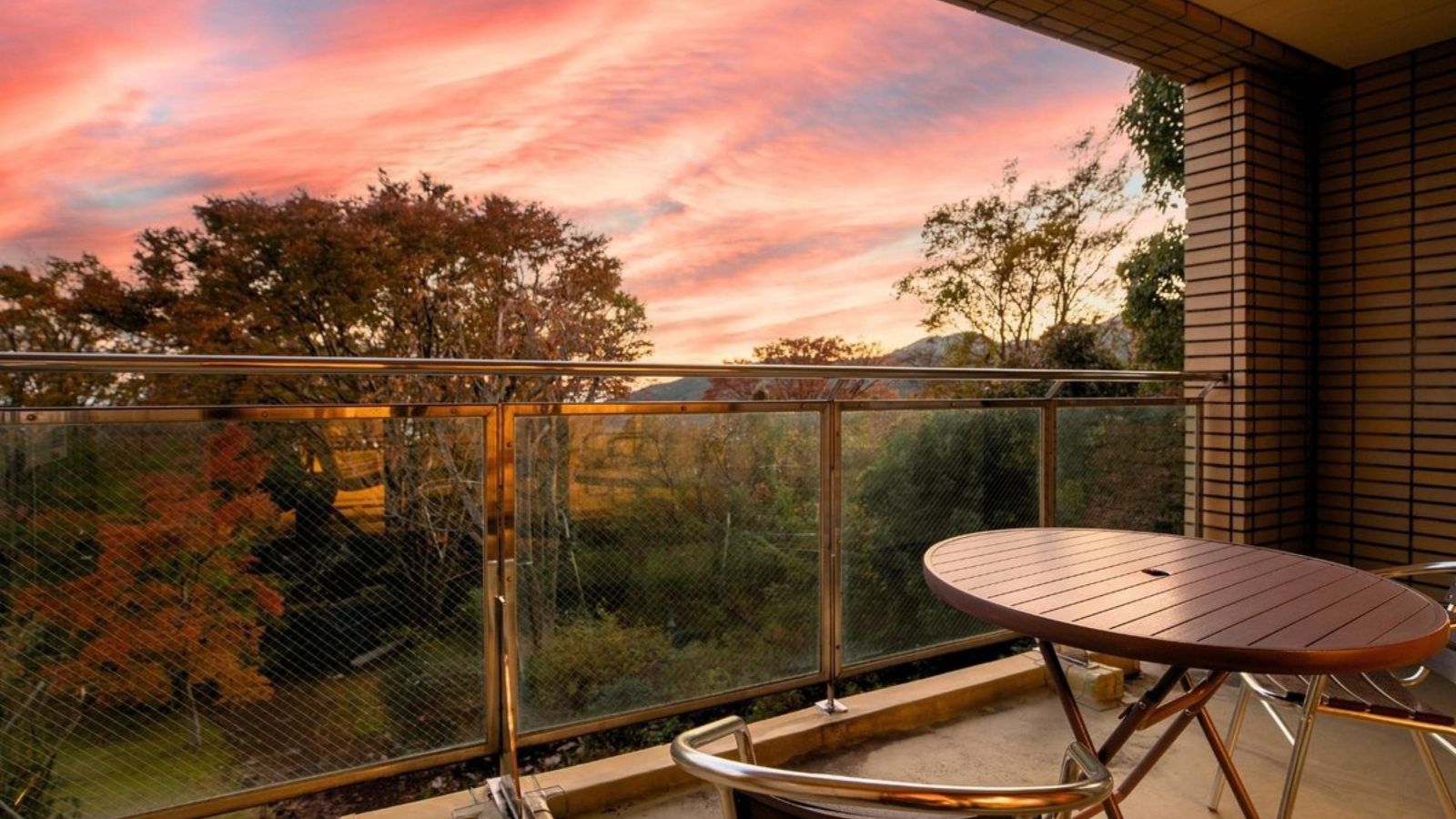 【庭園ビュー和室】四季折々の自然を間近に感じられるバルコニー。贅沢な癒しの時間をもたらします。