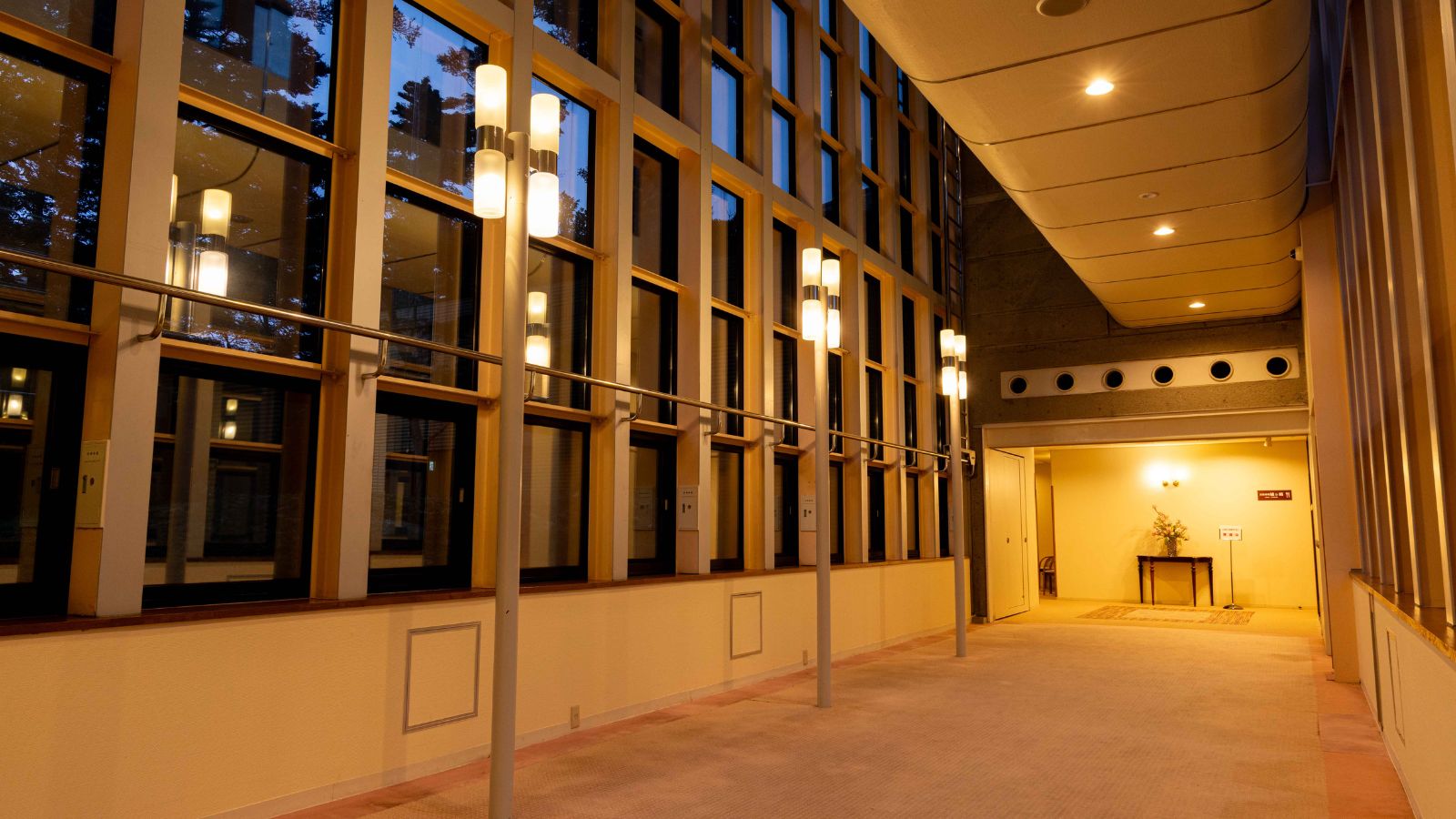 【ロビー】レストランへつながる窓沿いの見晴らしの良い通路で快適に移動