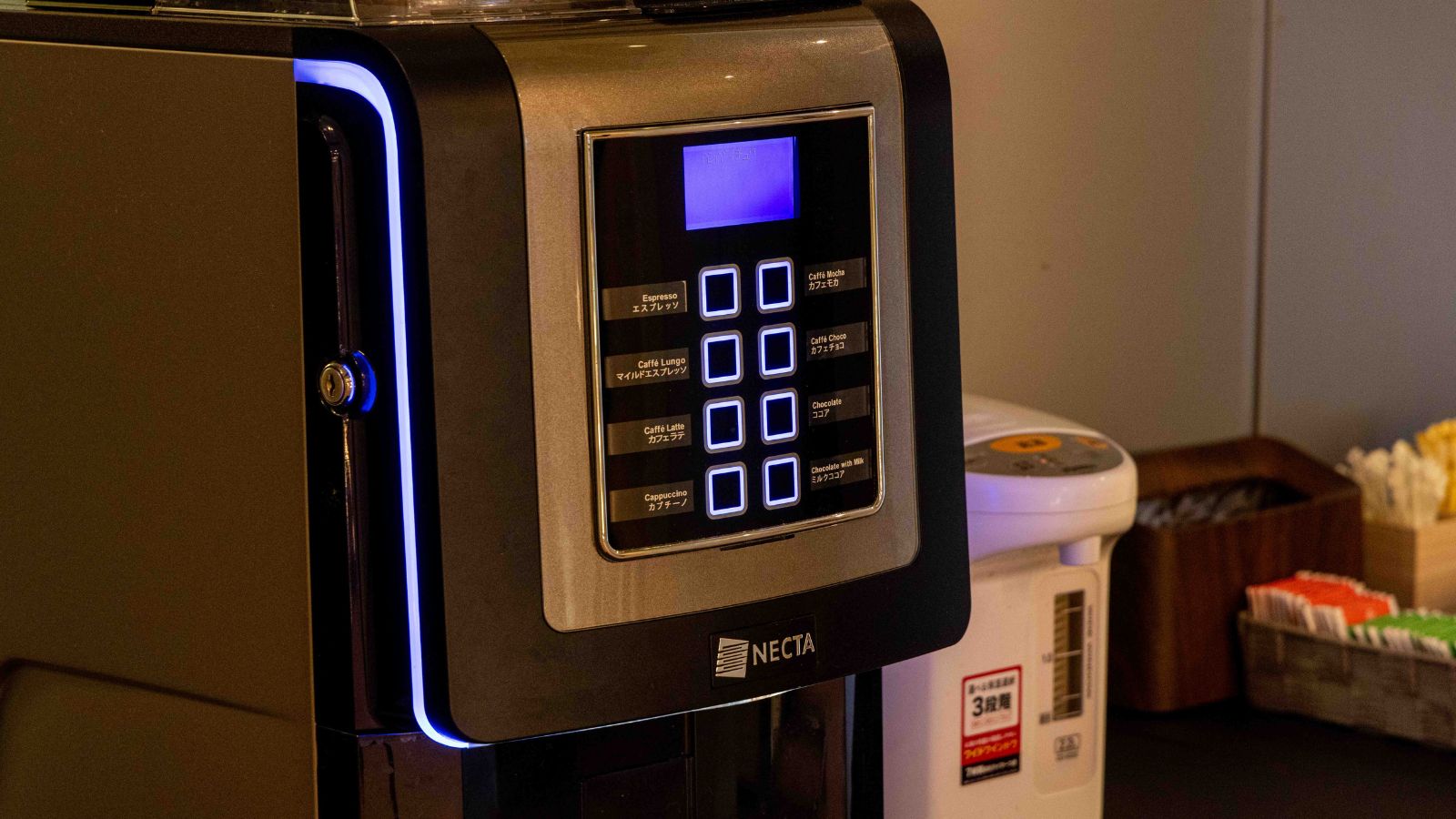 【ロビー】様々なメニューが選べるコーヒーマシン