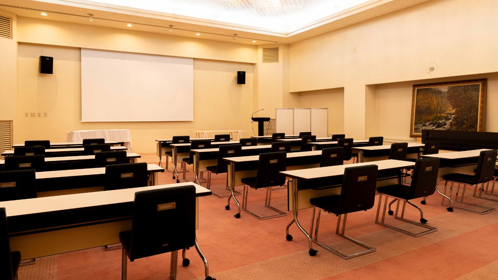 【多目的ホール】会議や研修に対応する多目的スペース