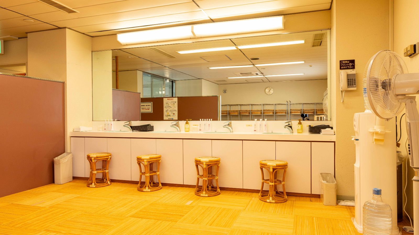 【大浴場】清潔感ある洗面コーナー