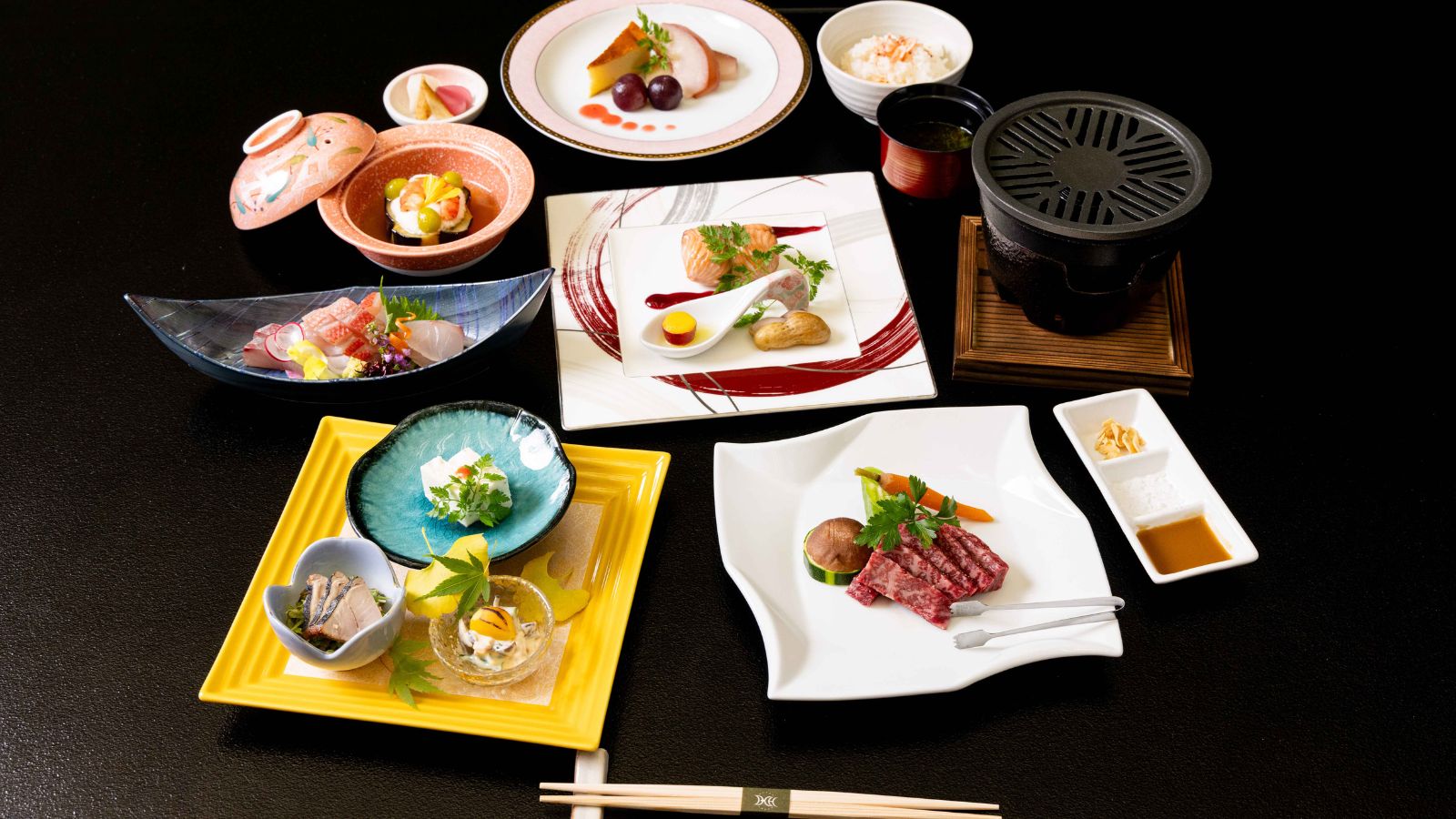 【美味少量会席】通常の会席より2～3品控えめな構成で、女子旅やシニア旅行にも人気のプランです。