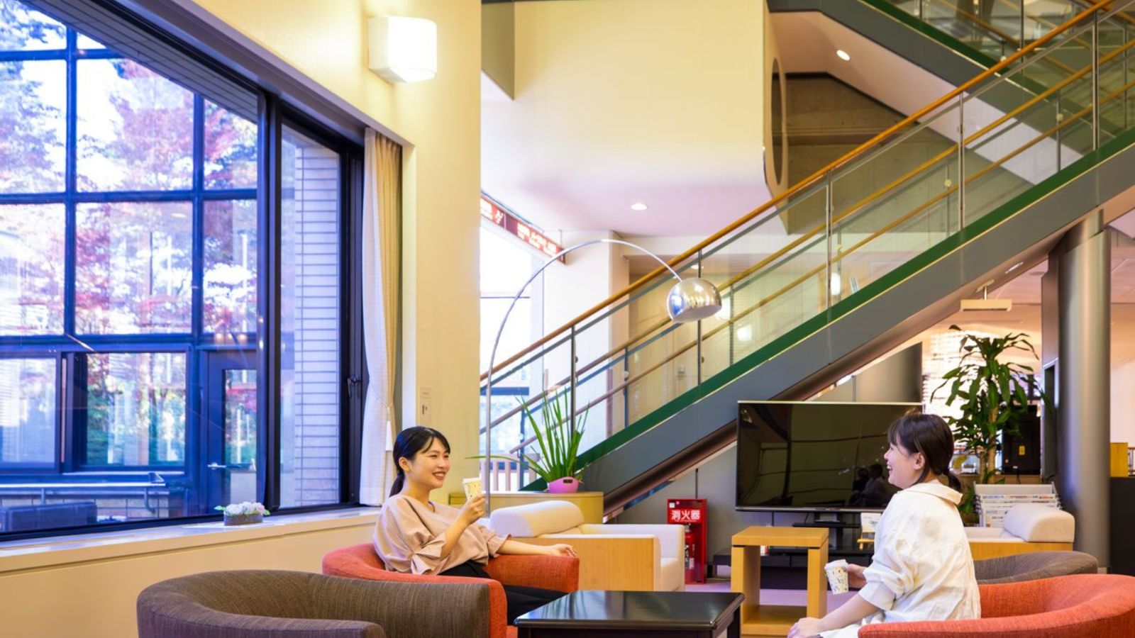 【ロビー】光と風を感じる、開放感あるくつろぎスペース