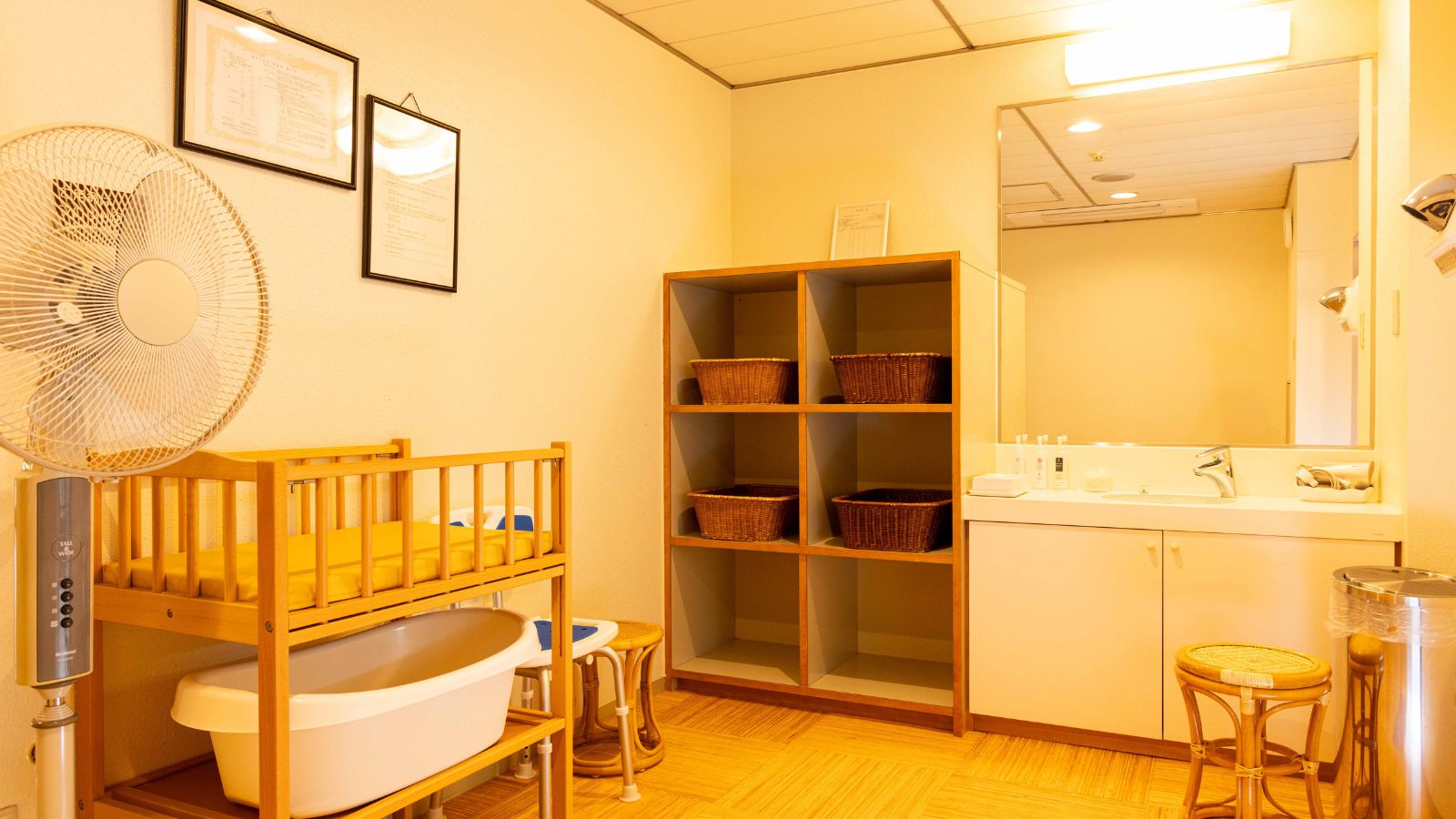 【貸切風呂】ベビーベッド完備の清潔な脱衣スペース
