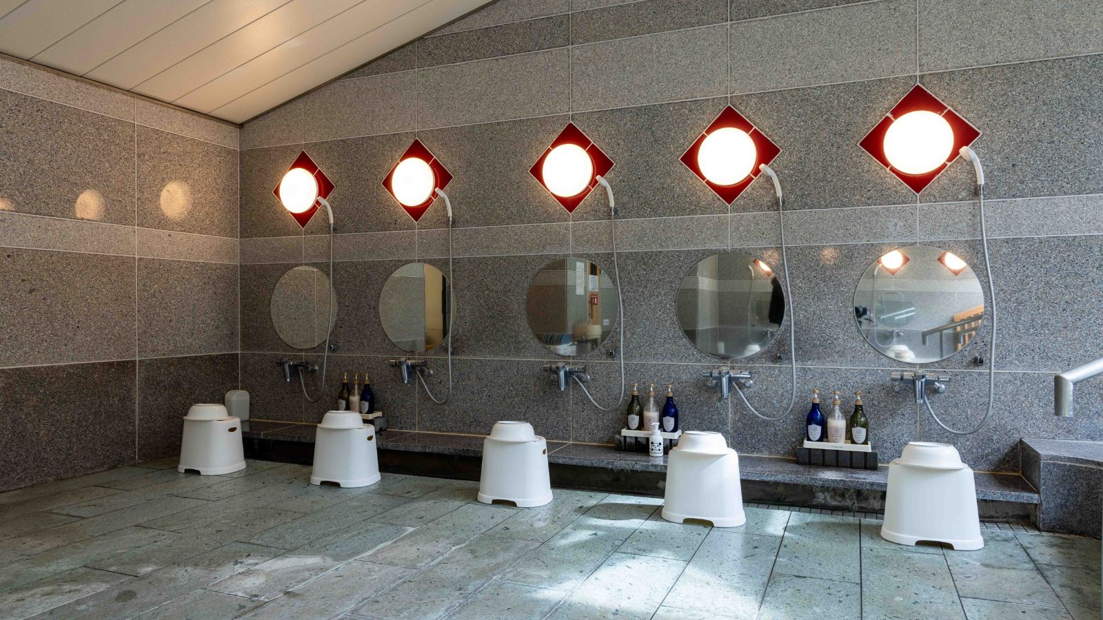 【大浴場｜男湯】明るく清潔感のある洗い場