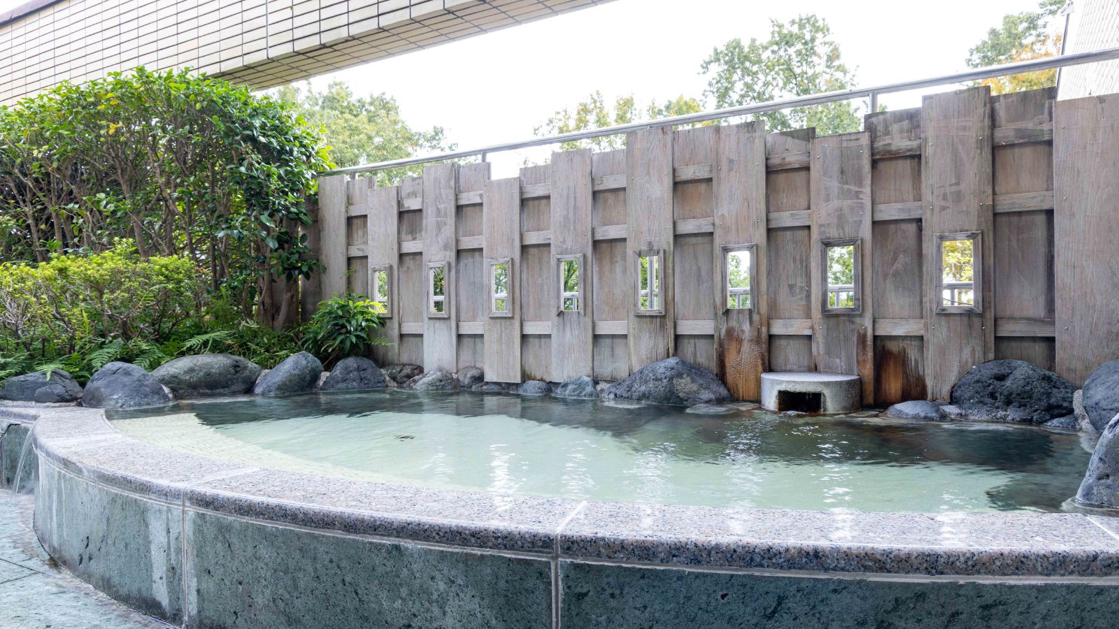 【大浴場｜女湯】外気を感じながら楽しめる開放感のある露天風呂