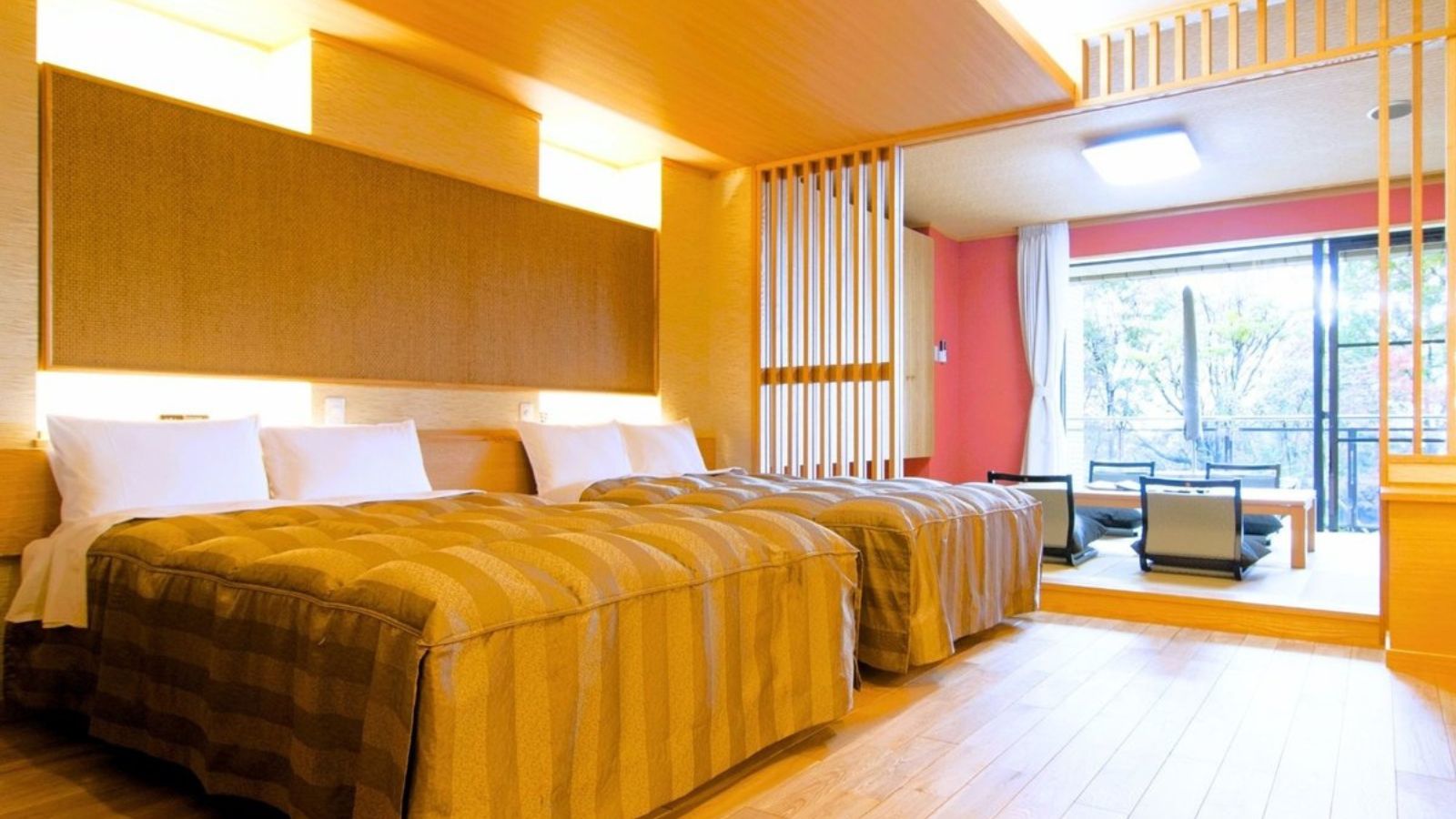 【寛ぎの和洋室】畳のやすらぎとベッドの快適さ。どちらも叶う贅沢な寛ぎのスタイルです。