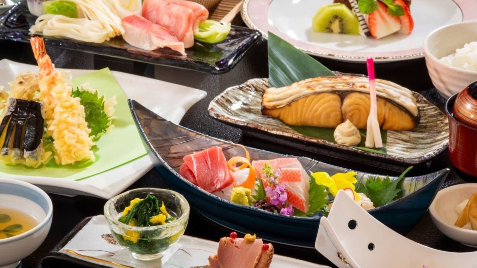 【美味少量会席】通常の会席より2～3品控えめな構成で、女子旅やシニア旅行にも人気のプランです。