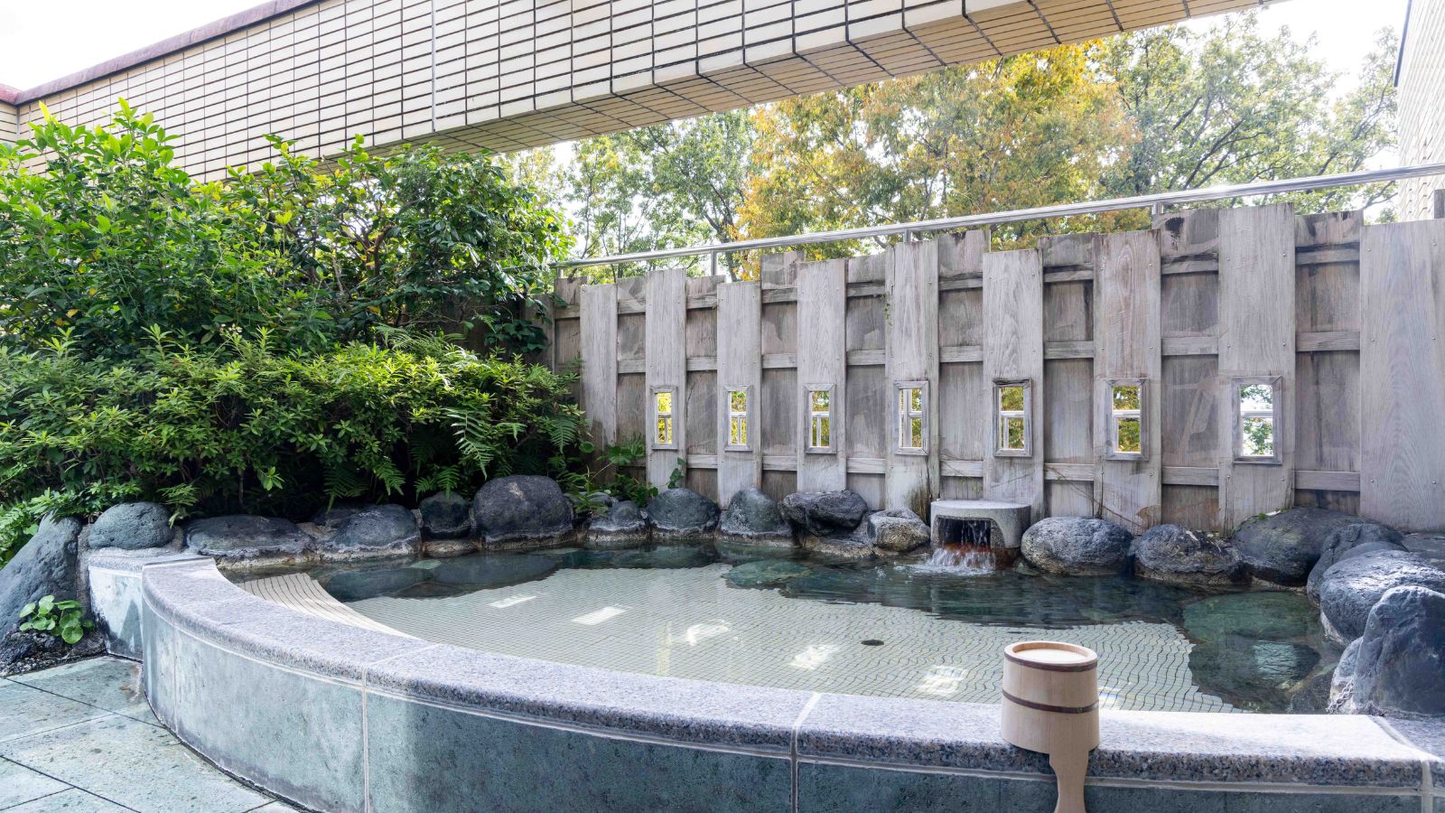 【露天風呂】木塀と緑に囲まれた開放感ある湯船