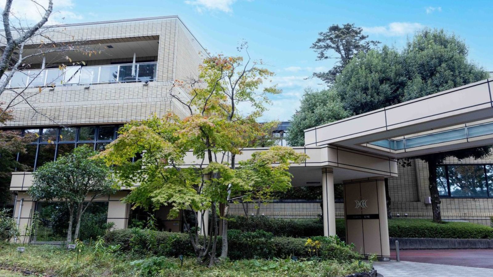 【外観】四季の移ろいを感じる開放的なガーデン