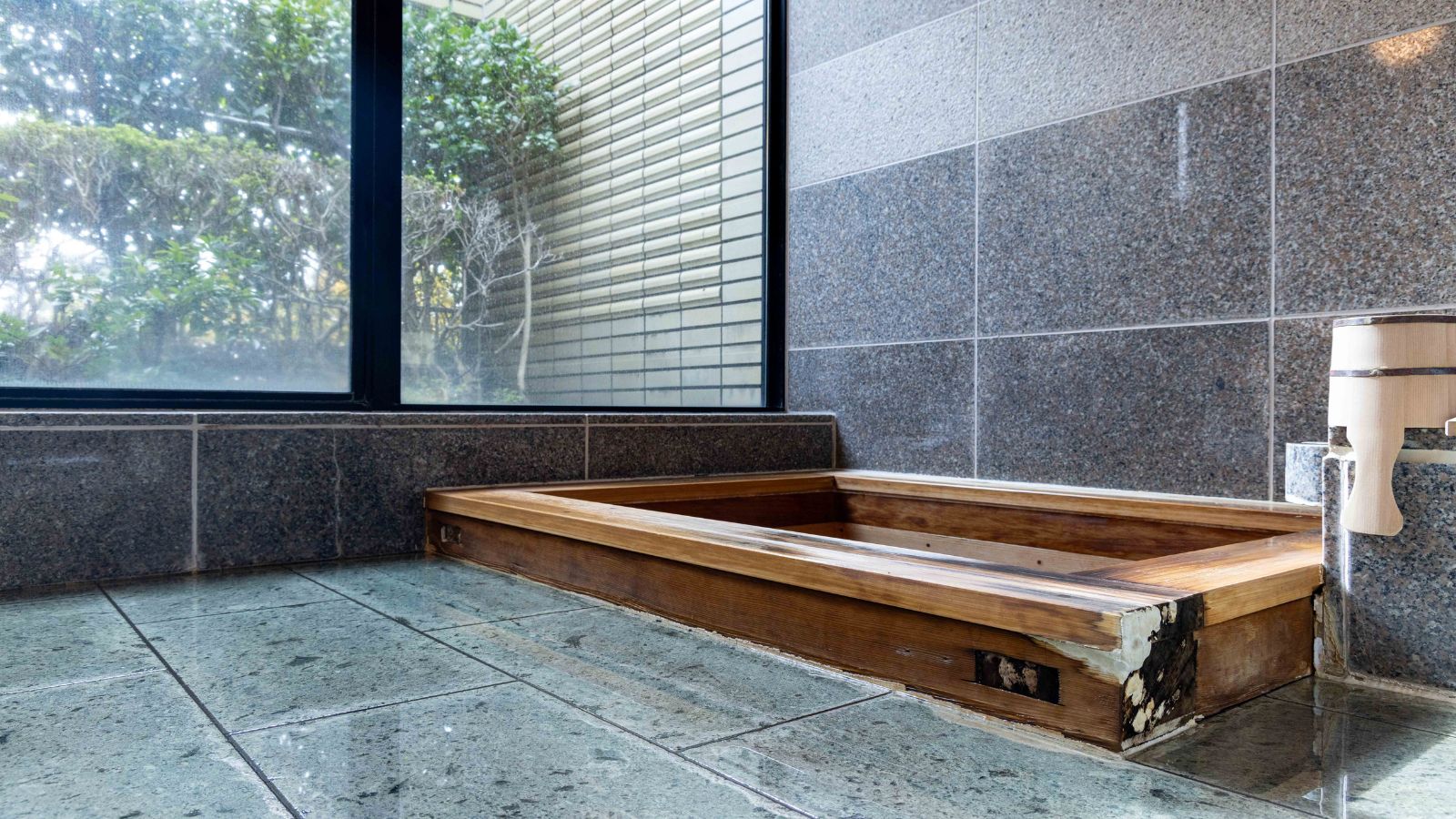 【貸切風呂】檜が温もりを添える落ち着きの湯船