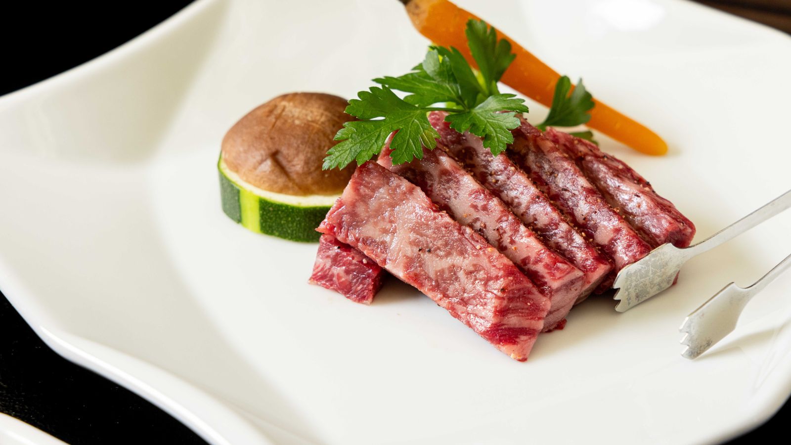 【夕食】ご自身で焼き上げて香ばしくお召し上がりいただける牛肉の一皿