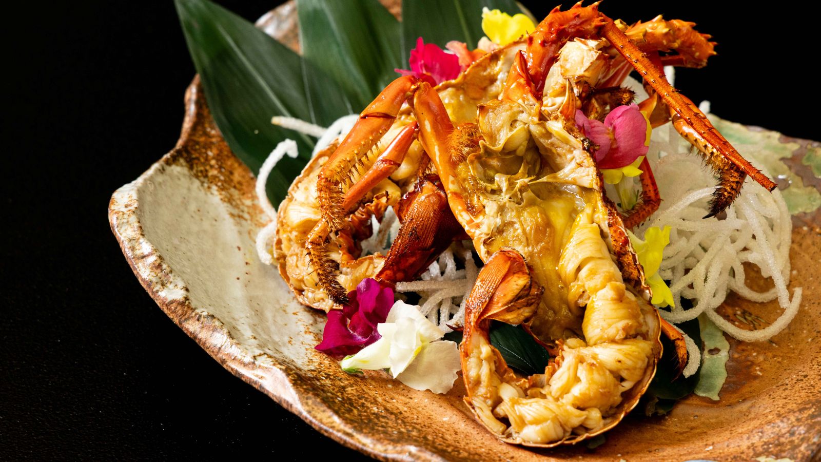 【伊勢海老会席】伊勢海老の鬼殻焼き。旨みを凝縮した豪快な一皿