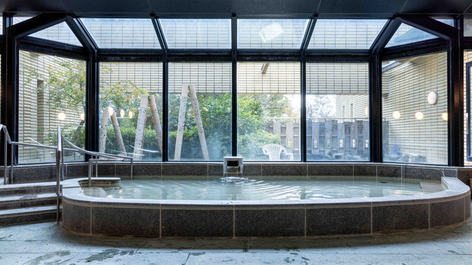 【大浴場】庭を望む開放感のある内風呂
