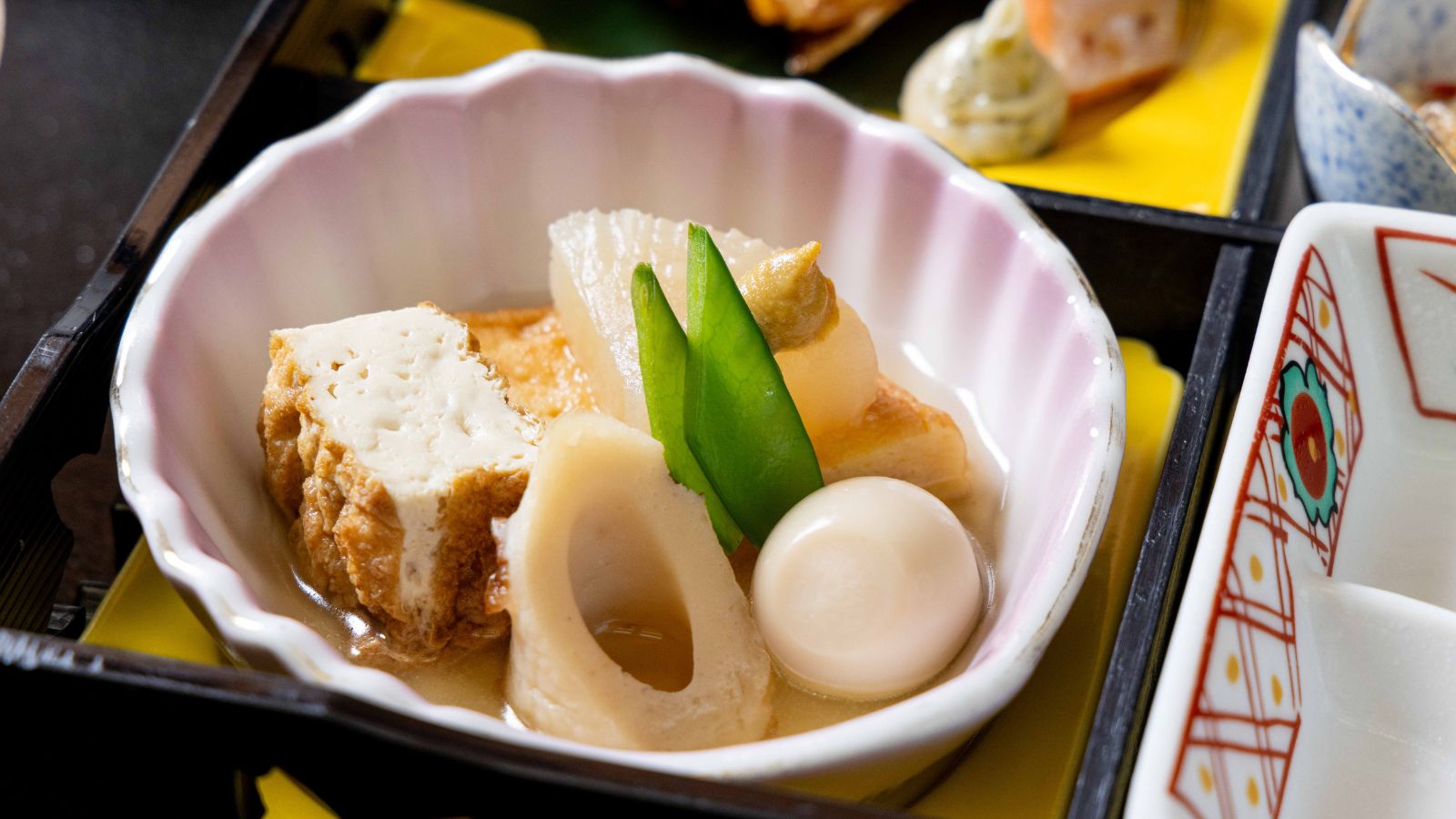 【朝食】出汁を含ませたやさしい煮物鉢