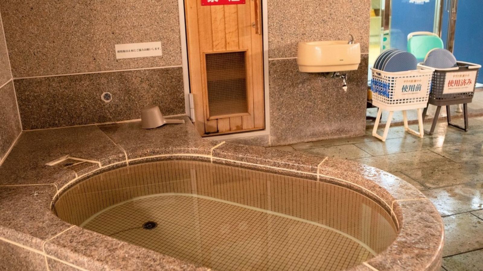 【大浴場】サウナ利用者に嬉しい、水風呂でじっくりクールダウン。