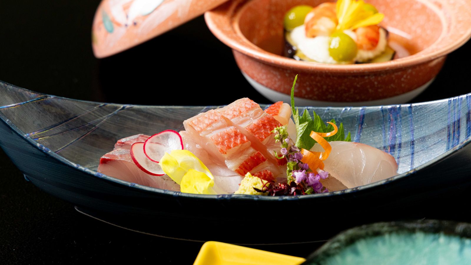 【夕食】名産の金目鯛をはじめ、旬魚を添えたお造り