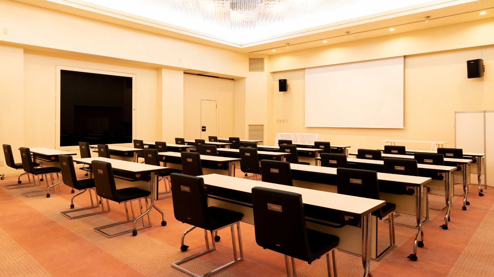 【多目的ホール】会議・研修に便利なスクリーン・プロジェクター・マイク完備