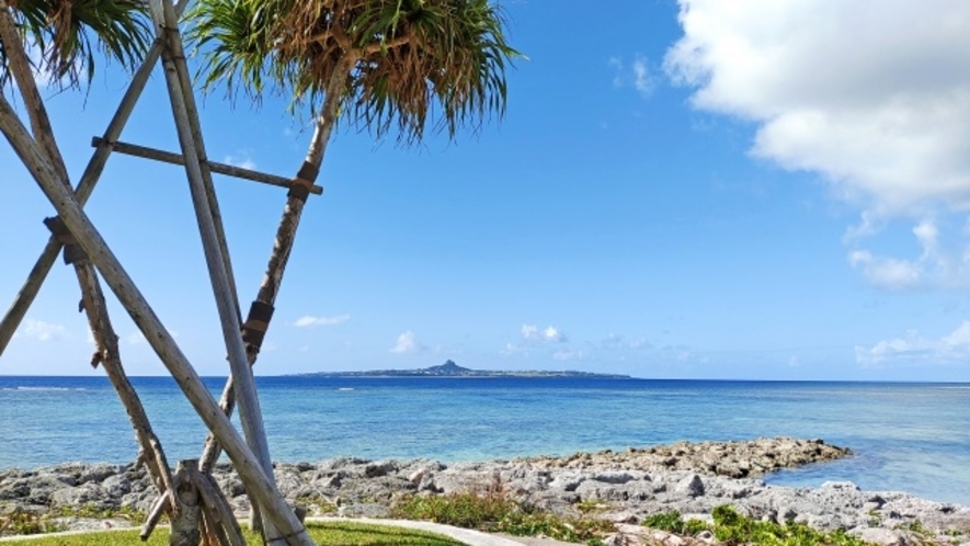 *周辺/ゆったりした時間が流れる沖縄の青い空と広い海。