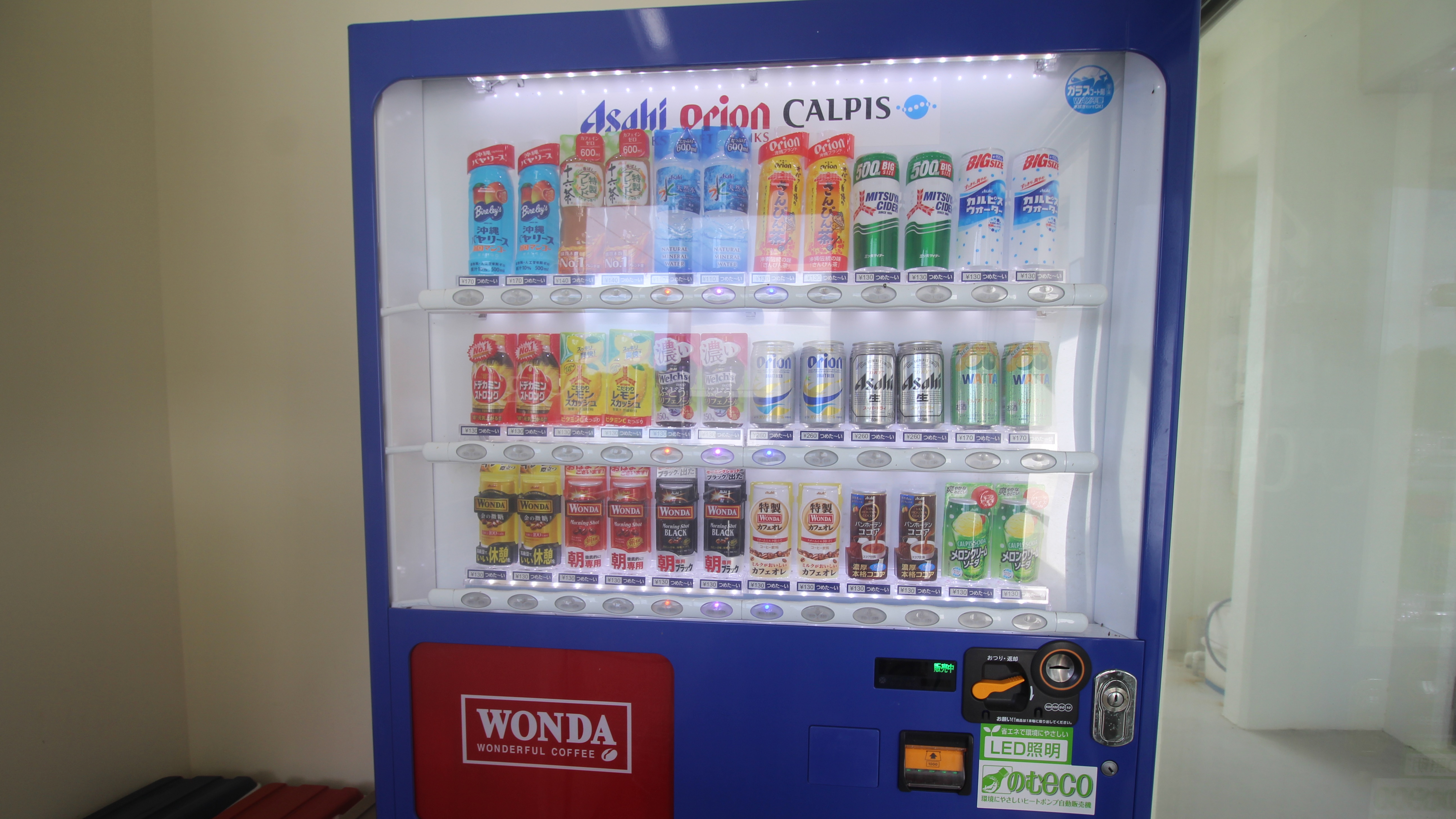 *自動販売機／ソフトドリンクとお酒が購入可能です