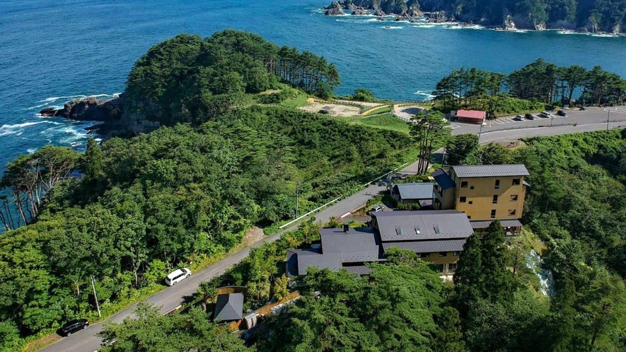 【外観】三陸復興国立公園近くに建つ一軒宿。目の前には三陸の海が広がっています。