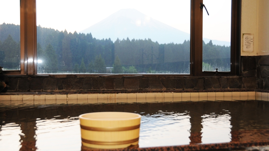 *【展望風呂】間近に迫る霊峰富士を眺めながらのお風呂は格別です