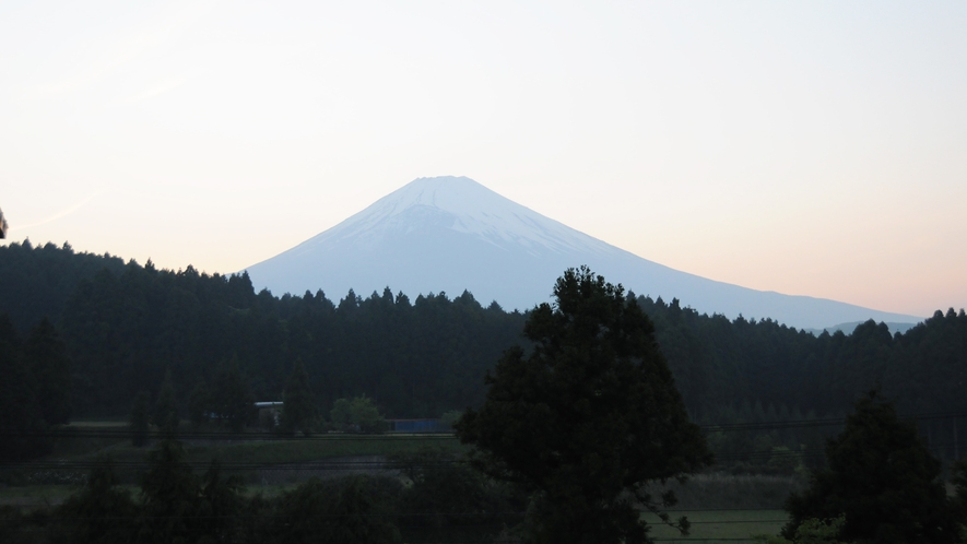 *展望風呂から富士山が望めます。富士山の山裾に佇む当館ならではの景色です。
