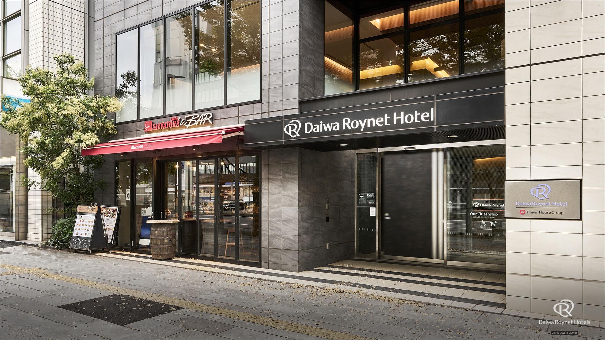 ホテル外観(昼)