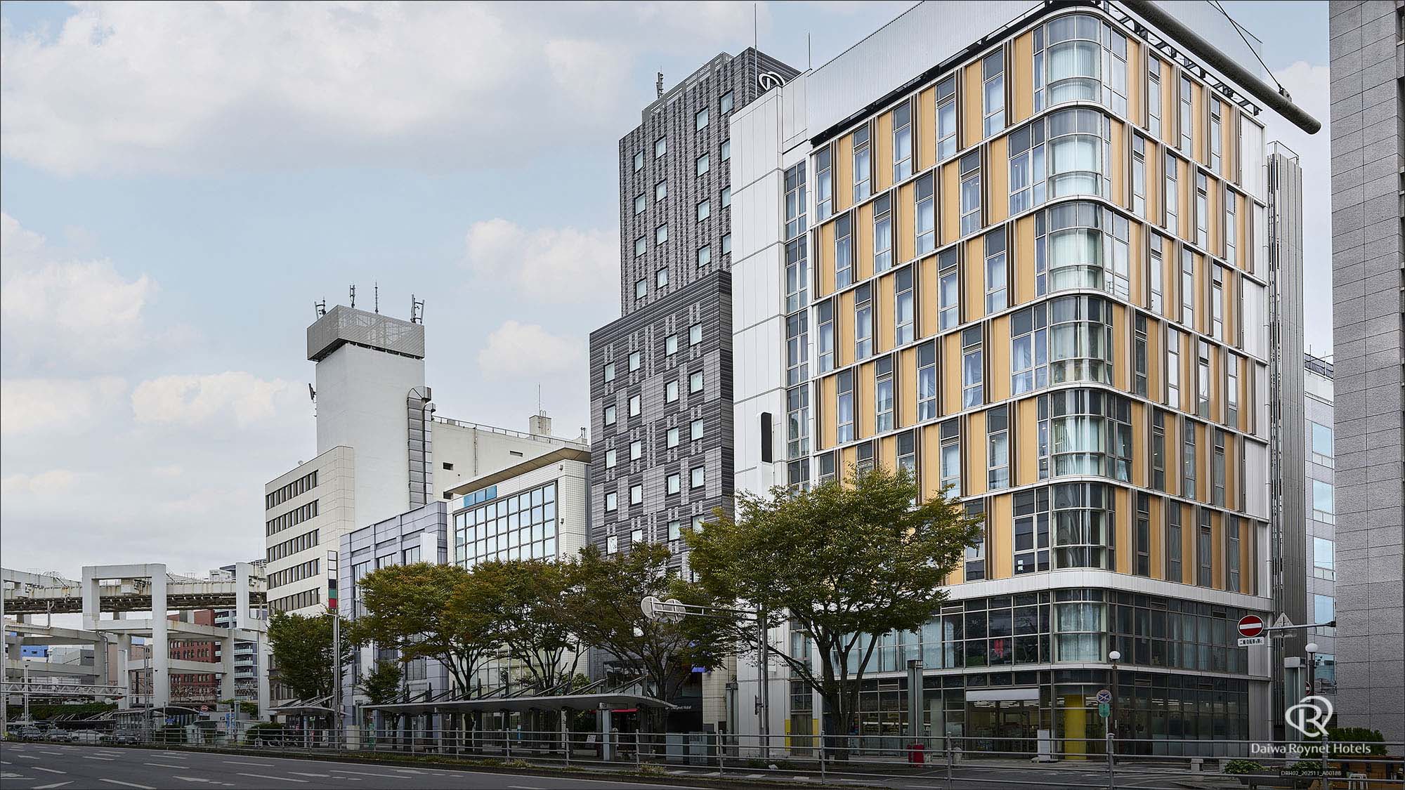 ホテル外観(昼)