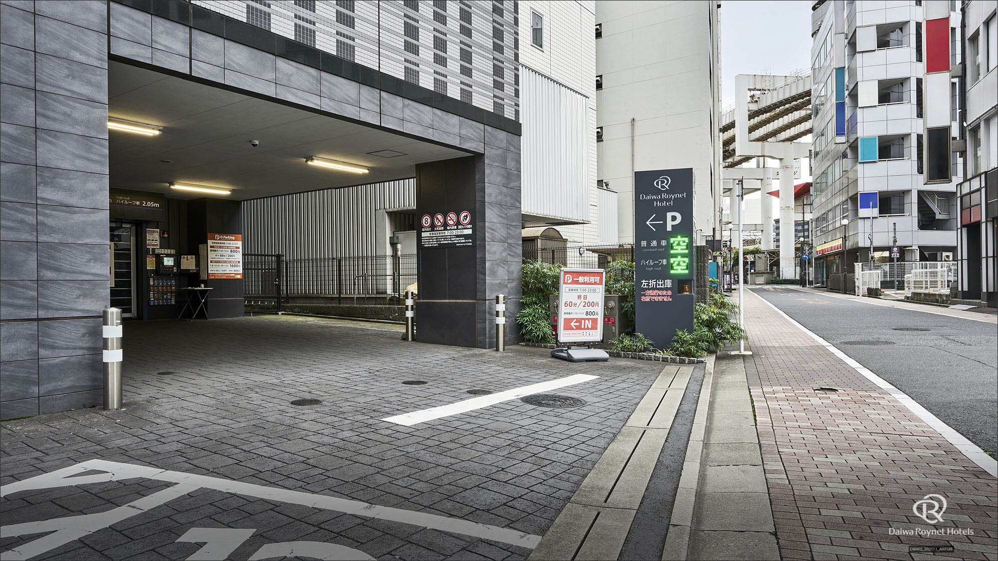 ホテル裏口(駐車場)