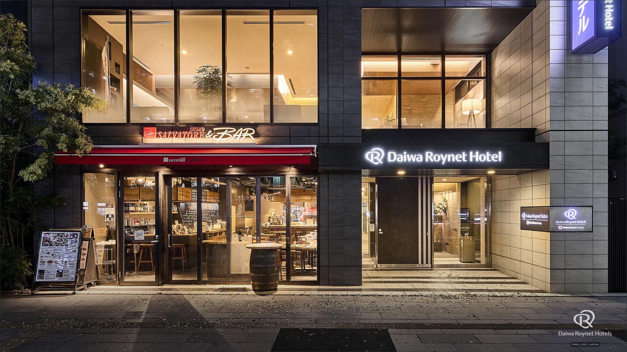 ホテル外観(夜)